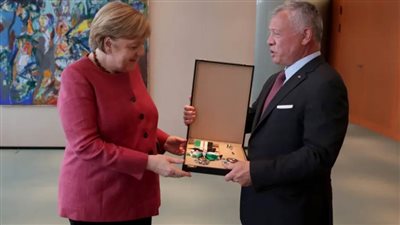 العاهل الأردني يمنح المستشارة الألمانية وسام النهضة المرصع تقديرا لجهودها