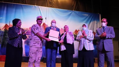 قائد مدارس التأسيس العسكري يكرِّم قادة تعليم القاهرة 