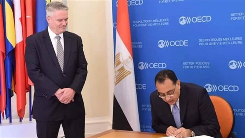 د. مصطفى مدبولي يوقع