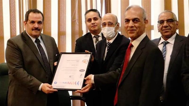 تتسلم شهادة تجديد