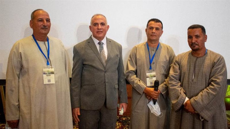 وزير الري مع المزارعين