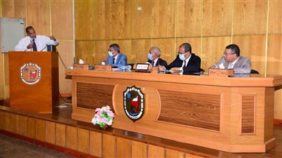 رئيس جامعة سوهاج يشهد فاعليات ورشة عمل لتحفيز الجهاز الإداري