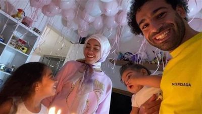 بالورود والبالونات.. صلاح يحتفل بعيد ميلاد ابنته مكة..(صور)