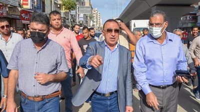 محافظ الإسكندرية: تشميع المحال والمقاهي المتعدية على حرم الطريق