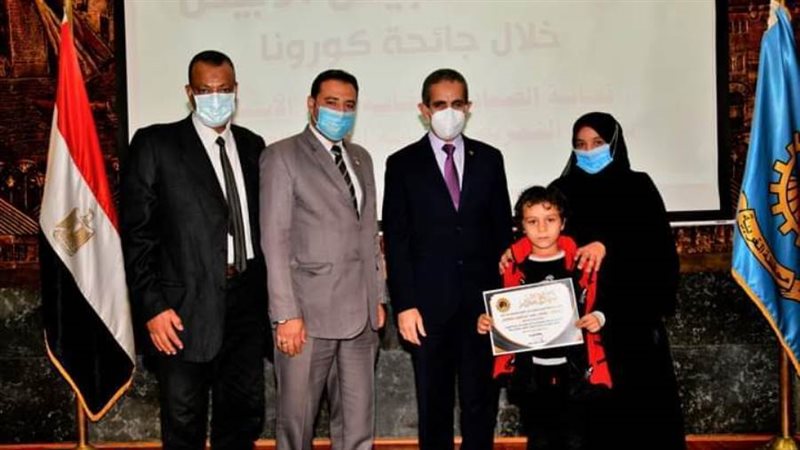 محافظ الغربية يكرم