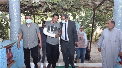 رئيس جامعة سوهاج يطمئن على طبيب اعتدى عليه مرافقو مريضة أثناء تأدية عمله