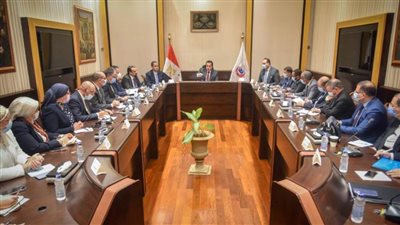 وزير التعليم العالي يجتمع بقيادات وزارة الصحة والسكان