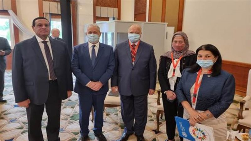 محافظ القاهرة مع