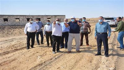 محافظ الوادي الجديد يتفقد أعمال إنشاء شبكة الطرق بمحيط مجمع المصالح الحكومية