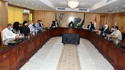 محافظ الفيوم يبحث مع 