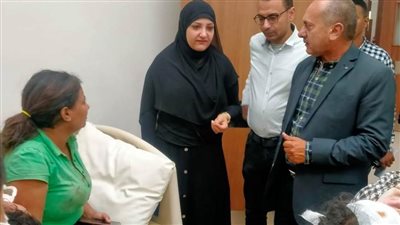 رئيس مركز سمالوط بالمنيا يتابع حالة المصابين في حادث انقلاب ميكروباص الصحراوي الغربي