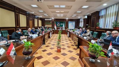 رئيس جامعة دمنهور يؤكد على أهمية الاستثمار الأمثل للشباب