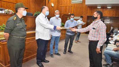 محافظ أسيوط يسلم 22 عقد تقنين لواضعي اليد على أراضي أملاك الدولة