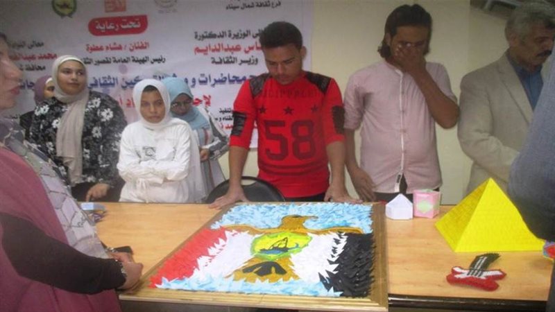 بالرسم الشباب احتفلوا