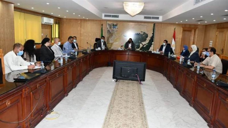 محافظ الفيوم مع وفد