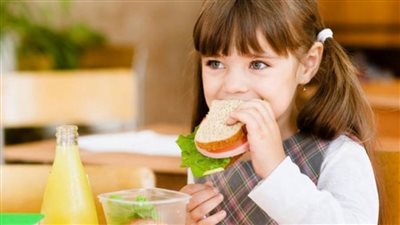 انتبهي .. التفوق الدراسي لطفلك يبدأ من وجبة إفطار صحية