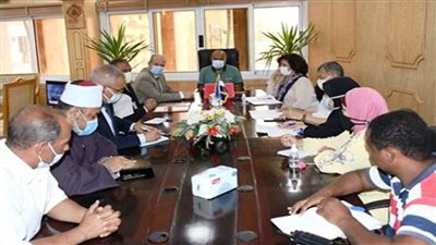 نائب محافظ أسوان يبحث مع مدير المشروع السويسري تحسين وترشيد مياه الشرب 