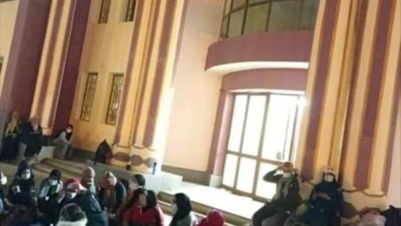 الطالبات يفترشن فناء