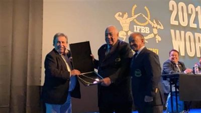 الدولي لكمال الأجسام يكرم عادل فهيم بـ وسام 