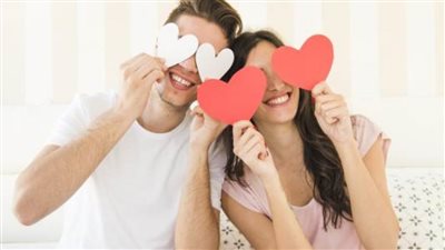 لماذا تقل الرومانسية بعد الزواج؟ .. استشاري أسري يجيب