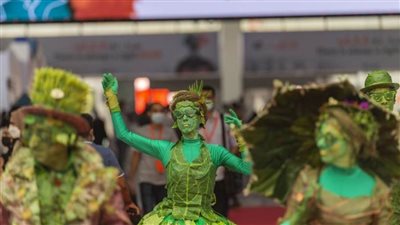 أشجار سحرية تتجول في معرض 