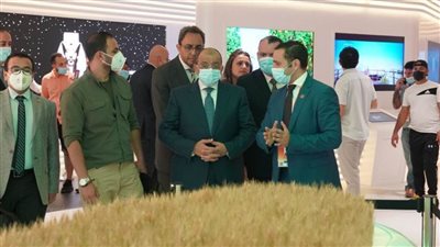 وزير التنمية المحلية يتفقد الجناح المصري المشارك في معرض 