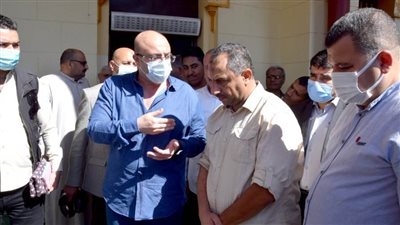 عقب أدائه لصلاة الجمعة.. محافظ بني سويف يستمع لمطالب للمواطنين