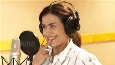 الفنانة سيمون تملأ استوديوهات الغناء وتؤجل الدراما