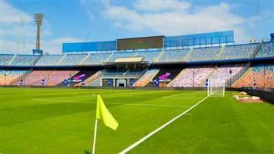 لاعبو الزمالك يتفقدون أرضية ستاد القاهرة قبل القمة