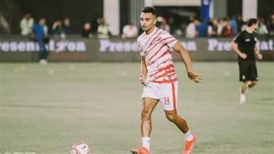 صور.. لاعبو الزمالك يخوضون فترة الإحماء قبل مواجهة الأهلي