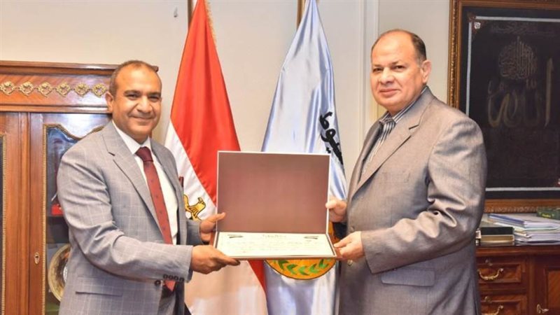 محافظ أسيوط يكرم