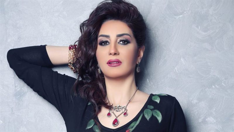 الفنانة وفاء عامر