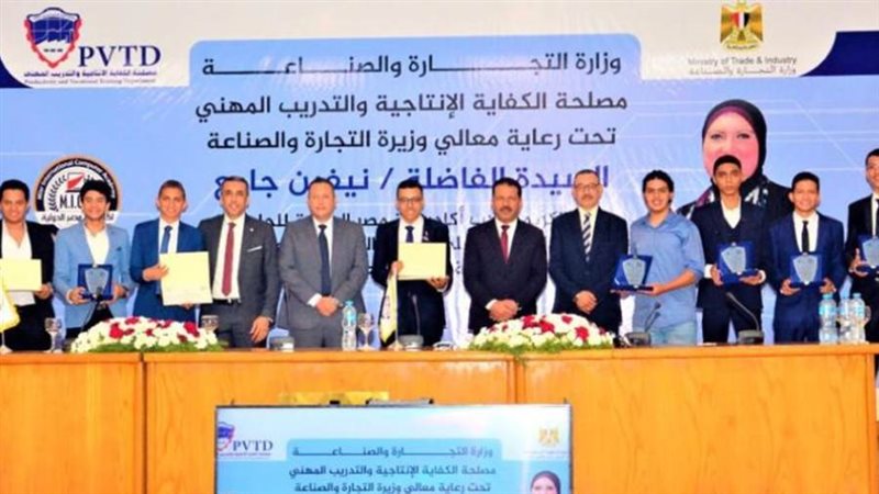 تكريم الطلاب الفائزين