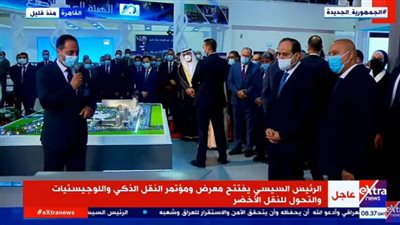 الرئيس السيسي يستمع إلى شرح عن تاريخ النقل البحري في مصر