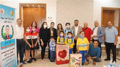 وفد من نقابة الأطباء يزور أبناء شهداء المهنة بالمدارس