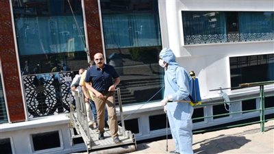 محافظ أسوان يتفقد فندقا عائما ومشروعات ازدواج وتوسعة الطرق السريعة