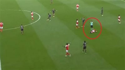 حكم يسقط لاعبًا أرضًا بضربة قوية خلال مباراة كرة قدم 