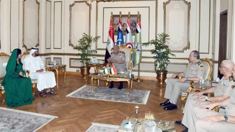 وزير الدفاع يلتقي