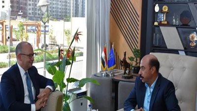محافظ أسوان يبحث مع السفير الكندي بالقاهرة سبل التعاون المشترك