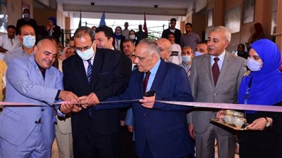 رئيس جامعة سوهاج يفتتح معرض منتجات الشباب