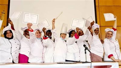  ١٤ سيدة من الوافدات والمصريات بورشة 