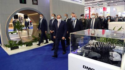 الرئيس السيسي يتفقد أجنحة معرض ومؤتمر النقل الذكي واللوجستيات