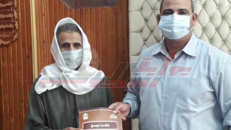 تسليم عقود أملاك