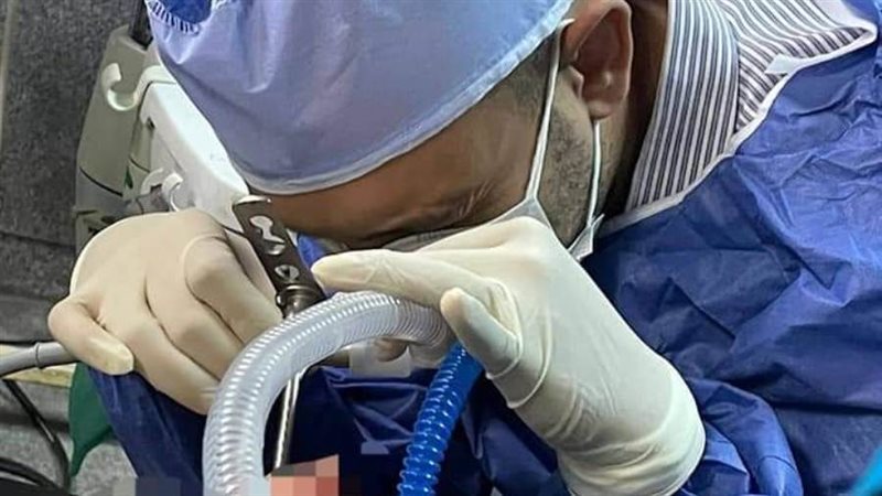 الأطباء أثناء انقاذ