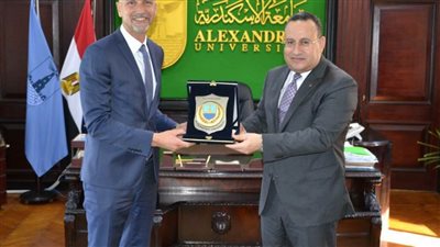 رئيس جامعة الإسكندرية يستقبل قنصل عام فرنسا 