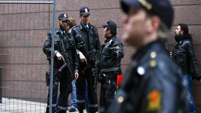 النرويج: الشرطة تطلق الرصاص على رجل يحمل سكينا يهدد المارة في أحد شوارع العاصمة