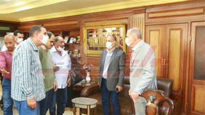 محافظ كفر الشيخ يستمع لقصة محمد حجازى وأسرته منذ فقده وعودته بعد 21 عاما