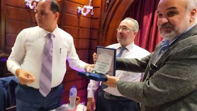 غرفة الحرف اليدوية تكرم رئيسها السابق