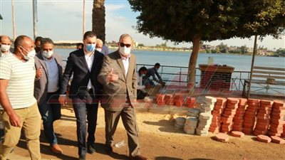 محافظ كفر الشيخ يتفقد أعمال الإنترلوك ووضع مقاعد على شاطئ نهر النيل