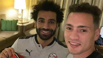 صلاح يمنح مدافع البنك الأهلي 